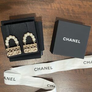 💛EUC💛 Chanel Faux Pearl Quilted Flap Bag Gold Plated Earrings
